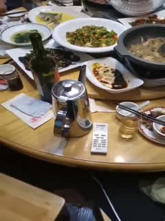 我和你一样，想知道这饭店在哪里,吃饱饭还有特殊服务，打飞机对面的少妇脱光光舔鸡巴，短短时间刺激无线！